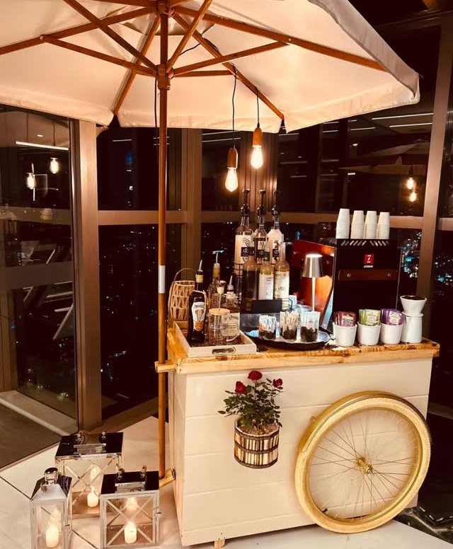 Carrinho de café montado à noite