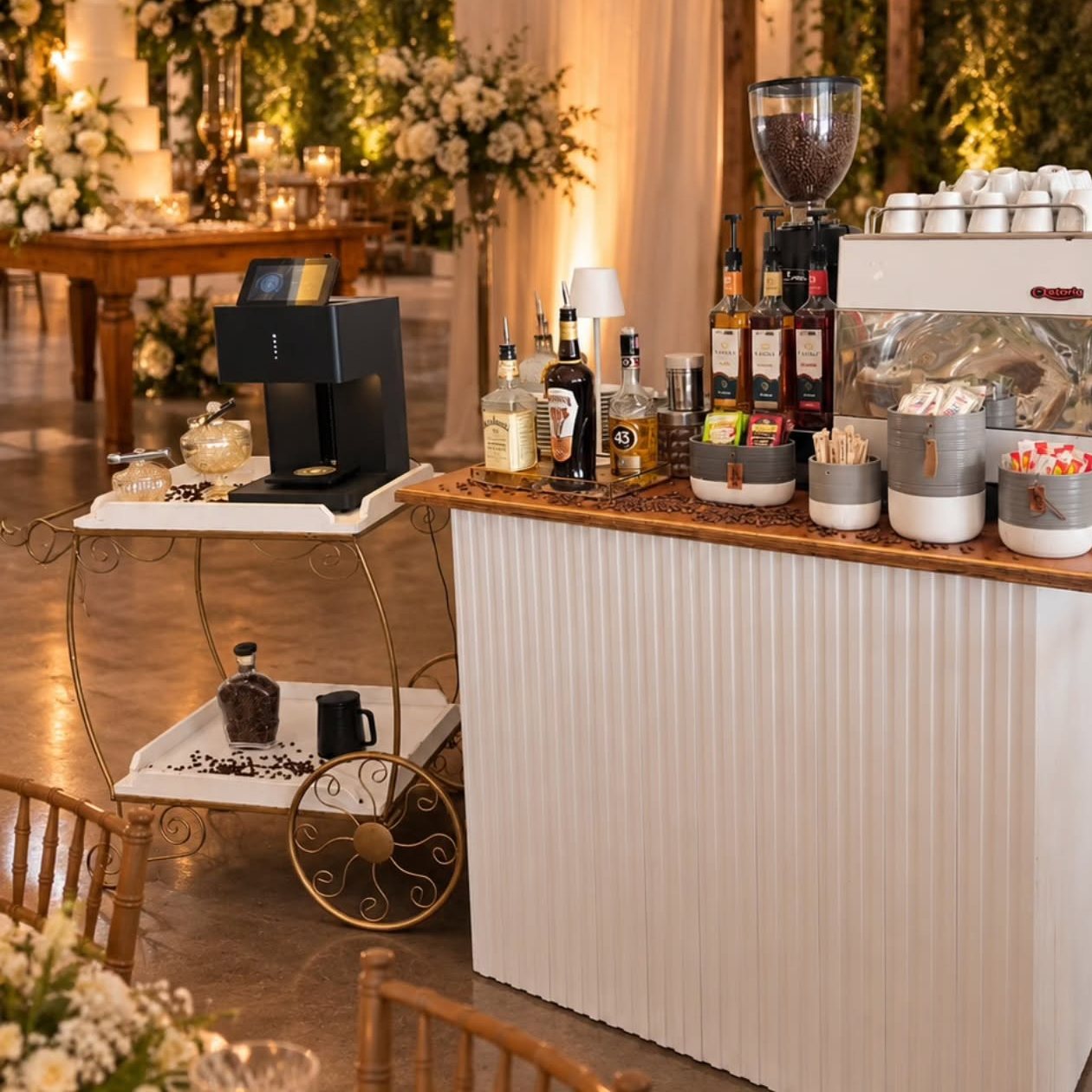 Estação de café com flores e velas