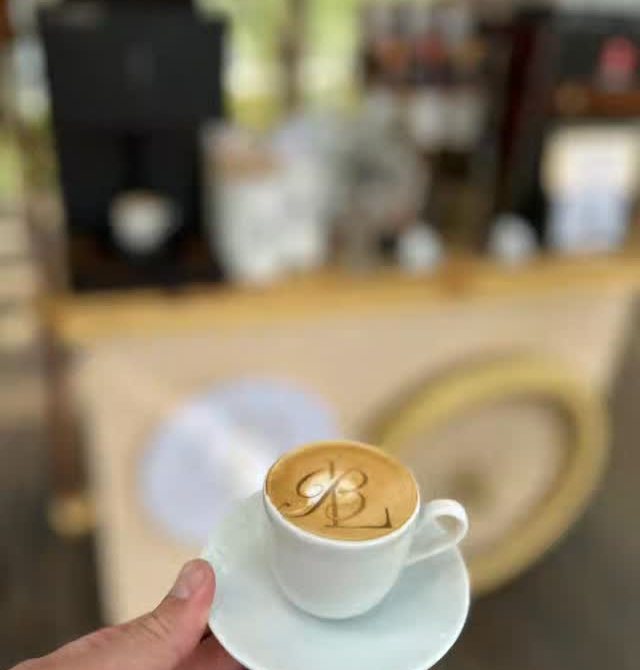 Café com iniciais na espuma